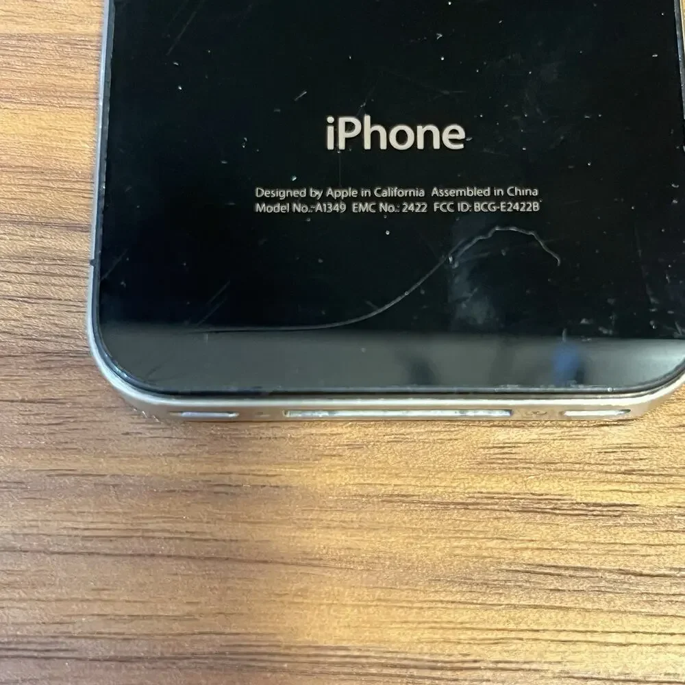 iPhones / iPad Lot of 4 For Parts / Repair
